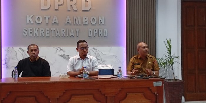 Jelang HUT Kemerdekaan Republik Indonesia DPRD Kota Ambon Menggelar Acara Panjat Pinang.