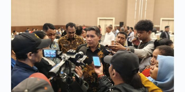 Pemerintah Desa/Negeri dan Kelurahan Harus Responsif, Wattimena Minta “Kaluar Bacarita”