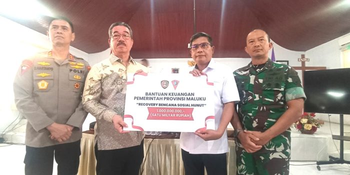 Gubernur Maluku Serahkan Bantuan Rp2 Miliar untuk Recovery Bencana Sosial di Hunuth dan Masihulan
