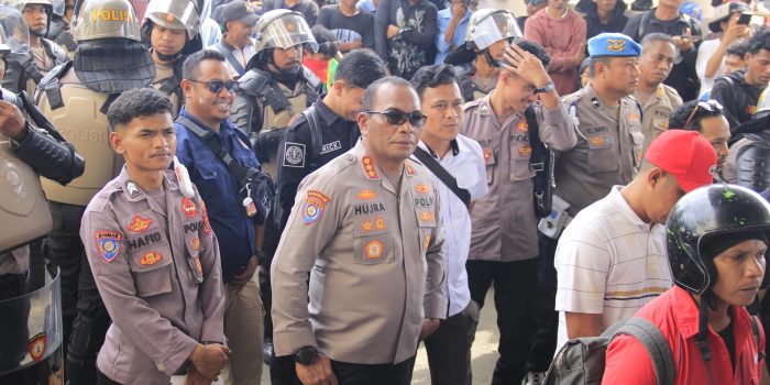 Personel Polda Maluku dan Polresta Ambon Amankan Unras di Gedung DPRD