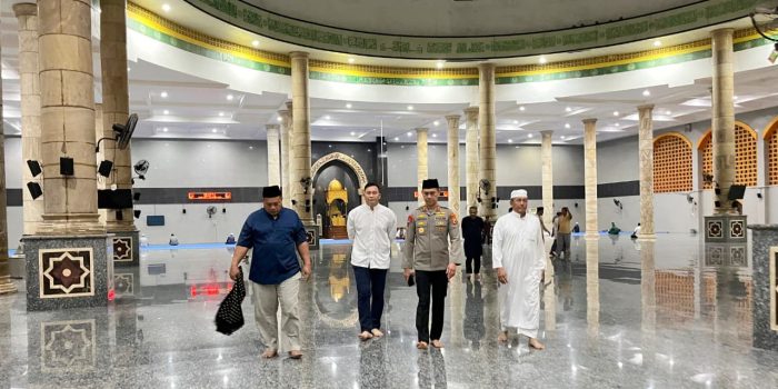 Kapolda Maluku Shalat Subuh Berjamaah Dengan Masyarakat di Masjid Raya Al-Fatah Ambon
