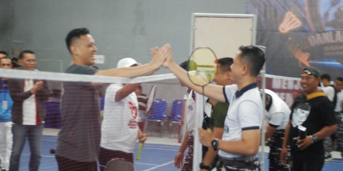 Komandan Pangkalan TNI AL (Danlanal) Tual Kolonel Laut (P) Hananto Dwi P, S.T., M.Tr.Hanla, M.M. Membuka Open Turnamen Badminton “Danlanal Cup Tahun‏ 2025