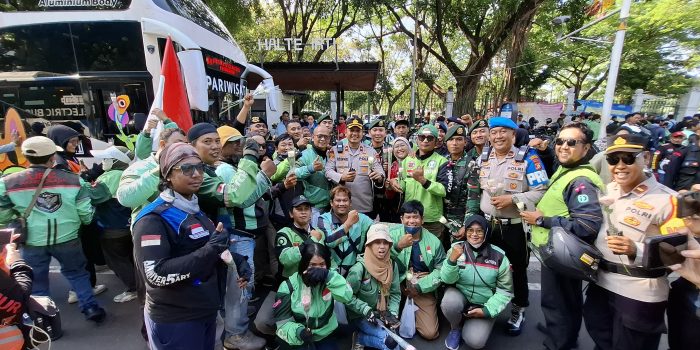Bagikan Ribuan Mawar Untuk Anggota Polri dan TNI di Monas, Komunitas Ojol Tidak Mau Terprovokasi