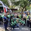 Bagikan Ribuan Mawar Untuk Anggota Polri dan TNI di Monas, Komunitas Ojol Tidak Mau Terprovokasi