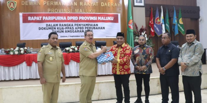 Gubernur Maluku Menyerahkan Dokumen KUA-PPAS Perubahan APBD 2025 Kepada Ketua DPRD Promal