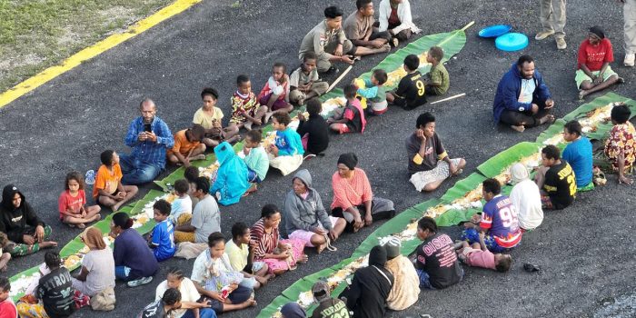 Satgas Ops Damai Cartenz Gelar Makan Bersama Warga di Kiwirok Hadirkan Senyum dan Kebahagiaan
