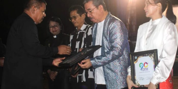 Gubernur Maluku Apresiasi Peran Gereja, Terima Penghargaan di Puncak HUT ke-90 GPM