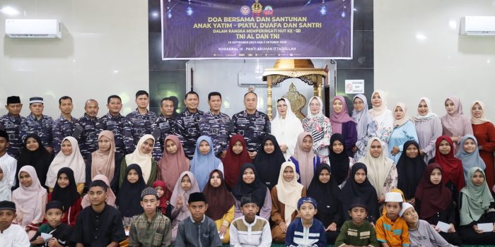 JELANG HUT TNI ANGKATAN LAUT KE-80, DANKODAERAL IX AMBON GELAR DOA BERSAMA DAN BERBAGI UNTUK ANAK-ANAK YATIM PIATU
