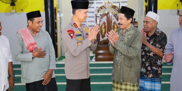 Kapolda Maluku Menyapa Jamaah dan Berdialog Singkat, Mendengarkan Aspirasi Sekaligus Menyampaikan Pesan-Pesan Kamtibmas.