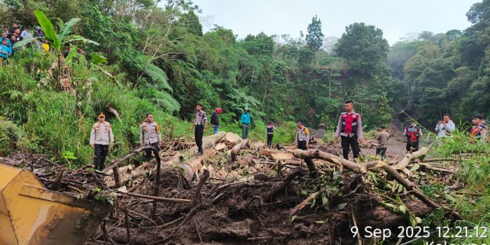 Sinergi Polres Nagekeo Bantu Korban Banjir Mauponggo Nagekeo