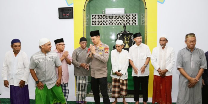 Kapolda Maluku Laksanakan Sholat Subuh Berjamaah di Masjid Al-Huda, Tekankan Harmoni Sosial Sebagai Fondasi Kamtibmas*