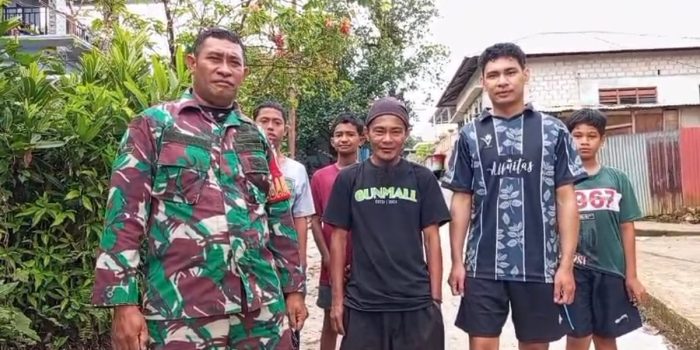 Sambut HUT TNI Ke -80, Babinsa Koramil 1504-02/Sirimau & Warga Perbaiki Akses Jalan & Drainase Yang Rusak