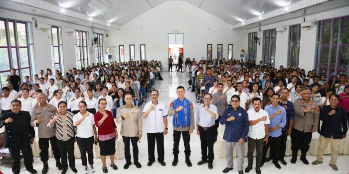 KAPOLDA MALUKU BERIKAN KULIAH UMUM DI UKIM AMBON: AJAK MAHASISWA JADI AGEN PERDAMAIAN DAN BIJAK DIGITAL