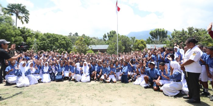 Pj Gubernur Papua Agus Fatoni Dampingi Wapres Gibran Tinjau Program MBG di SMP Negeri 2 Sentani