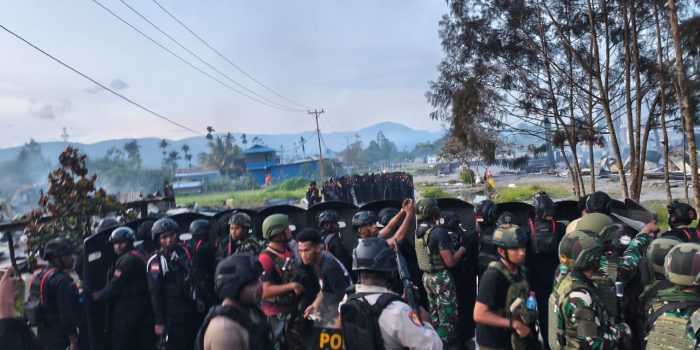 Brimob Polda Papua Bersama Aparat Keamanan Setempat Berhasil Evakuasi Enam Personel TNI AD Satgas Maleo Kopassus di Yalimo, Tiga Luka Berat