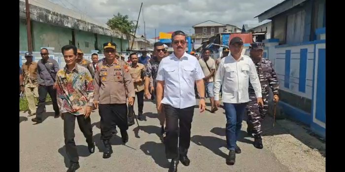 Gubernur Maluku Hendrik Lewerissa Sapa Pedagang Pasar Timur Dobo, Rakyat Sambut dengan Hangat