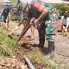 Warnai HUT Ke-80 TNI, Babinsa Koramil 1504-02/Sirimau & Warga Buat Pipanisasi Air Bersih