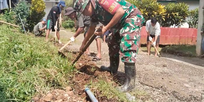 Warnai HUT Ke-80 TNI, Babinsa Koramil 1504-02/Sirimau & Warga Buat Pipanisasi Air Bersih