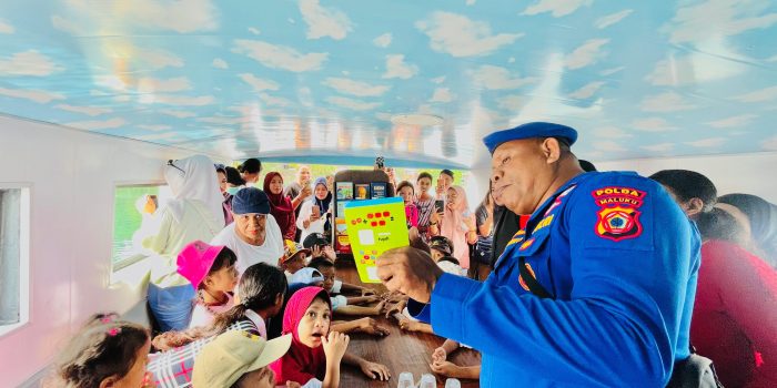 Polairud Polda Maluku Edukasi Anak PAUD Ambon saat Kunjungi Kapal Perpustakaan dan Klinik Terapung