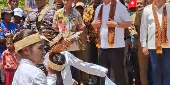 Gubernur Lewerissa Resmikan Teras Pelayanan Publik di Benjina, Tandai 7 Bulan Kepemimpinan dengan Pesan Haru