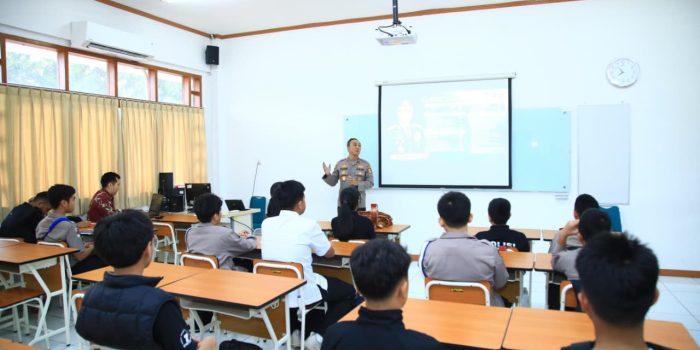 Kadiv Humas Beri Motivasi dan Pemahaman Tugas Kepolisian Pada Siswa Labschool Kebayoran