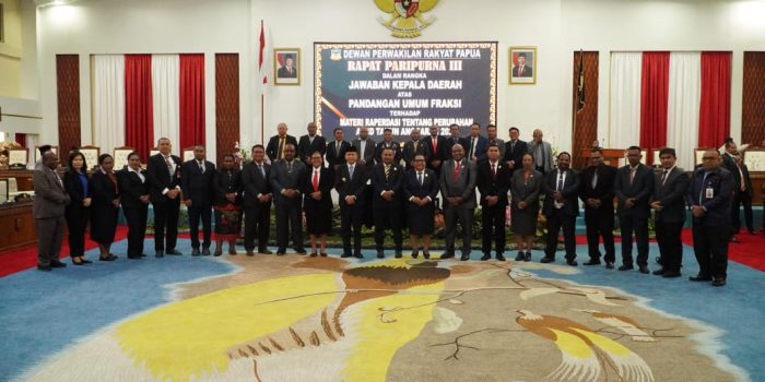 Pj Gubernur Papua Sampaikan Jawaban atas Pandangan Umum Fraksi-Fraksi DPRP Terkait Raperdasi APBD Perubahan Tahun Anggaran 2025