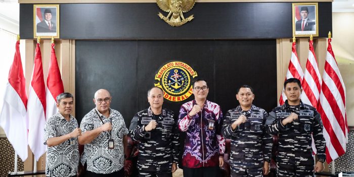 KODAERAL IX, LAKSDA DJODI TERIMA _COURTESY CALL_ DEPUTI KEPALA PERWAKILAN BI PROVINSI MALUKU*