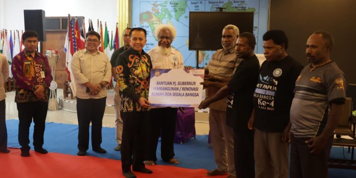 Pj Gubernur Papua Agus Fatoni Serahkan Bantuan ke Gereja Injil di Indonesia Holandia