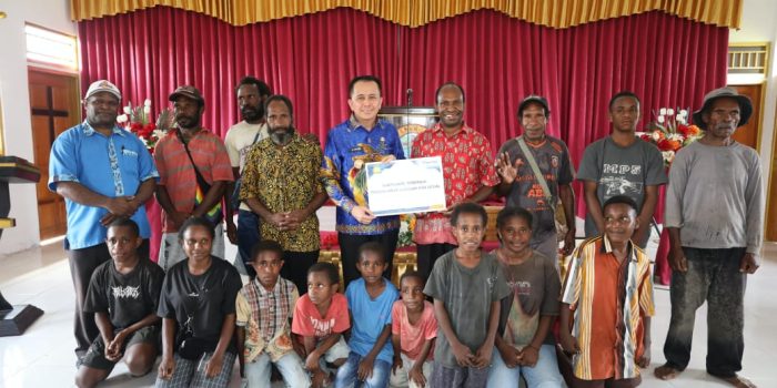 Pj Gubernur Agus Fatoni Beri Bantuan ke Gereja-Panti Asuhan di Keerom
