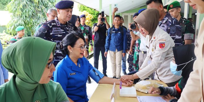 DIDAMPINGI KETUA DAERAH KODAERAL IX GABUNGAN JALASENASTRI KOARMADA RI, DANKODAERAL IX HADIR DAN TINJAU BHAKTI KESEHATAN TNI DI RUMKIT TK II dr. J.A. LATUMETEN, JELANG HUT TNI KE-80 DI MALUKU