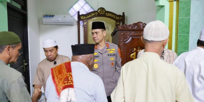 Sholat Subuh Berjamaah di Masjid Al-Ikhwan, Kapolda Maluku Ajak Warga Perkuat Persaudaraan