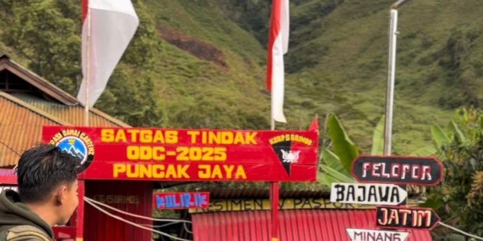 Personel Satgas Ops Damai Cartenz Sambangi Anak-anak di Pos Satgas Tindak Kulirik