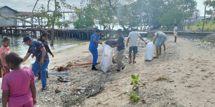 Polairud Polda Maluku Bersama Masyarakat Pesisir Bersihkan Pantai di Kepulauan Aru