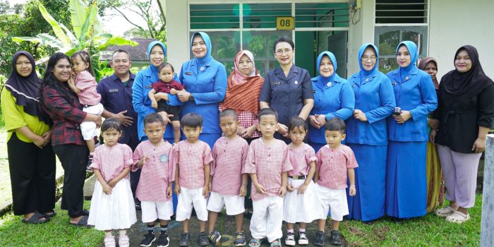 PENGAWAS CABANG AMBON YHT NY. INCA HANARKO DJODI, TINJAU SARPRAS DAN PENDUKUNG SEKOLAH DIBAWAH YHT AMBON SERTA KOMITMEN PENINGKATAN KUALITAS PENDIDIKAN
