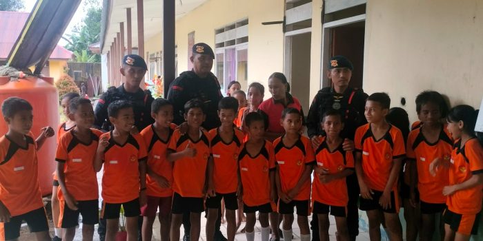 Brimob Maluku Gelar Patroli Sambang di SD Negeri Kariu, Wujud Nyata Kepedulian terhadap Generasi Muda dan Kerukunan Masyarakat