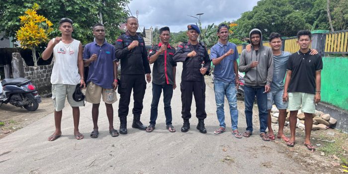 Brimob Maluku Bersama Pemuda Bula Bersihkan Lingkungan TPU Islam