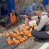 Personel Ops Damai Cartenz Dukung Perekonomian Lokal dengan cara Belanja Hasil Bumi di Paniai Timur
