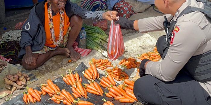 Personel Ops Damai Cartenz Dukung Perekonomian Lokal dengan cara Belanja Hasil Bumi di Paniai Timur