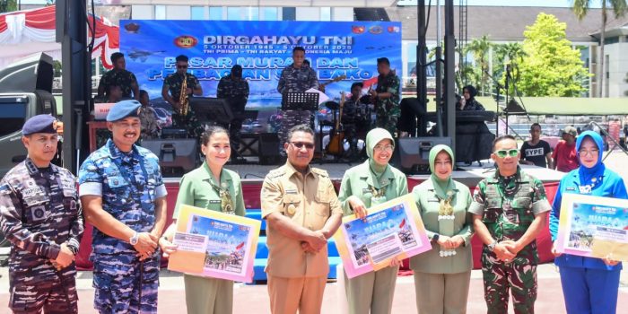TNI PRIMA-TNI RAKYAT-INDONESIA MAJU, SINERGI TNI DI MALUKU GELAR PASAR MURAH DAN PEMBAGIAN SEMBAKO SONGSONG HUT TNI KE-80