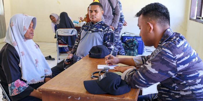 SATGAS ERB KODAERAL IX DAN BANK INDONESIA SASAR MASYARAKAT BURU SELATAN BERI PELAYANAN KESEHATAN GRATIS DAN EDUKASI CINTA, BANGGA, PAHAM RUPIAH