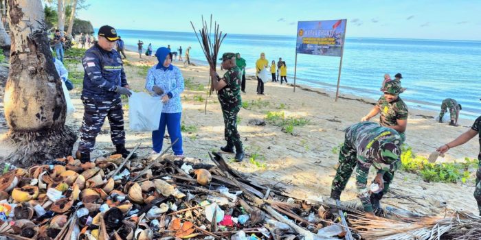 Sambut HUT Ke-80, TNI di Aru Lakukan Karya Bakti Bersih Pantai