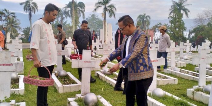 Ketua DPRD Kota Ambon Moritz Tamaella Menghadiri Ziarah Tabur Bunga Di Taman Makan Pahlawan Kapahaha Ambon