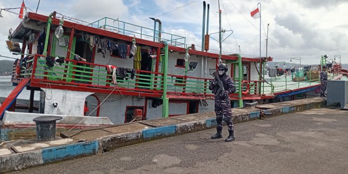TNI Angkatan Laut Kodaeral IX Ambon Menangkap KM Berkah Jaya Dengan Muatan BBM 60 Ton