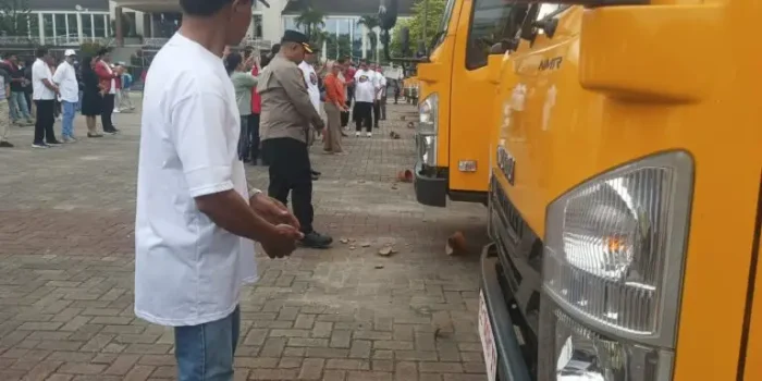 Walikota Ambon Meresmikan 9 Mobil Drum Truk Sampah Kebersihan Kota Ambon
