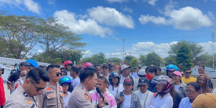 Datangi Massa Aksi, Kapolres Tanimbar Berhasil Tenangkan Demo Ricuh