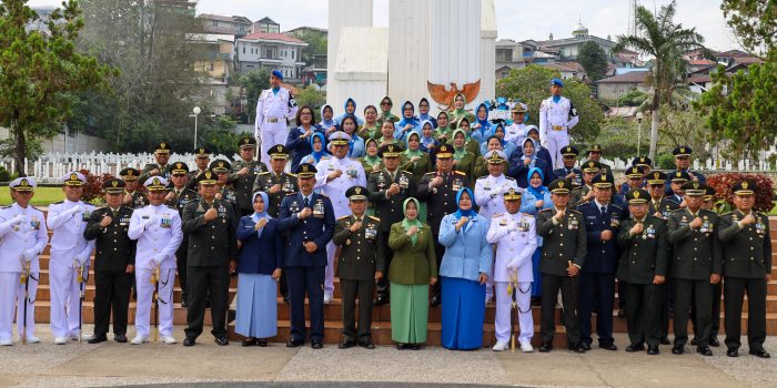 TNI PRIMA-TNI RAKYAT-INDONESIA MAJU, TNI DI MALUKU GELAR UPACARA ZIARAH NASIONAL DI TAMAN MAKAM PAHLAWAN KAPAHAHA SONGSONG HUT KE-80 TNI*