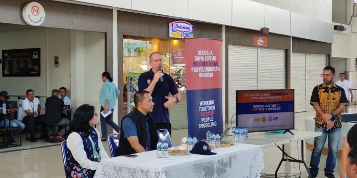 Tim Divhubinter Polri dan AFC Sosialisasi Kasus Penyelundupan Manusia di Lobi Bandara Pattimura Ambon