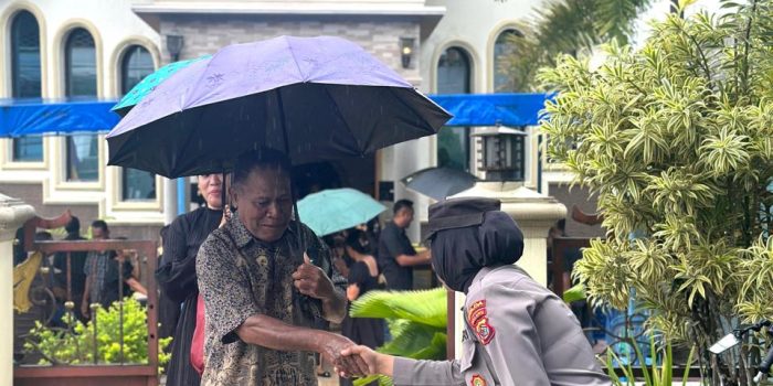 Polwan Amankan Ibadah Umat Kristiani di Sejumlah Gereja di Ambon Wujud Nyata Toleransi Beragama