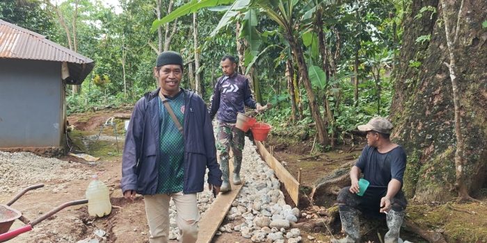 Satgas TMMD 126 Kodim 1504/Ambon Buat Jalan Lumpur Jadi Layak