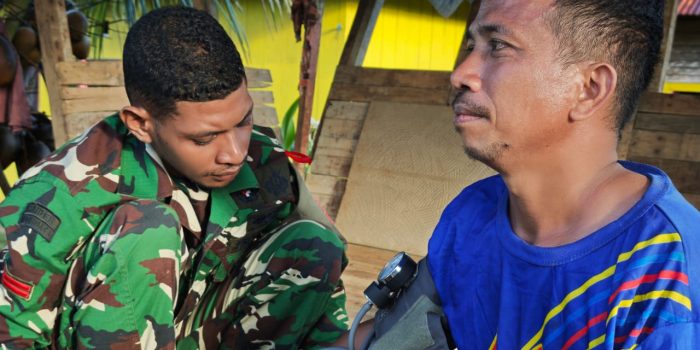 Door To Door, Satgas TMMD Kodim 1504/Ambon Lakukan Pelayanan Kesehatan Untuk Warga